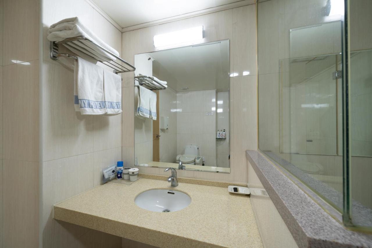 Symphony Hotel Сувон Екстериор снимка