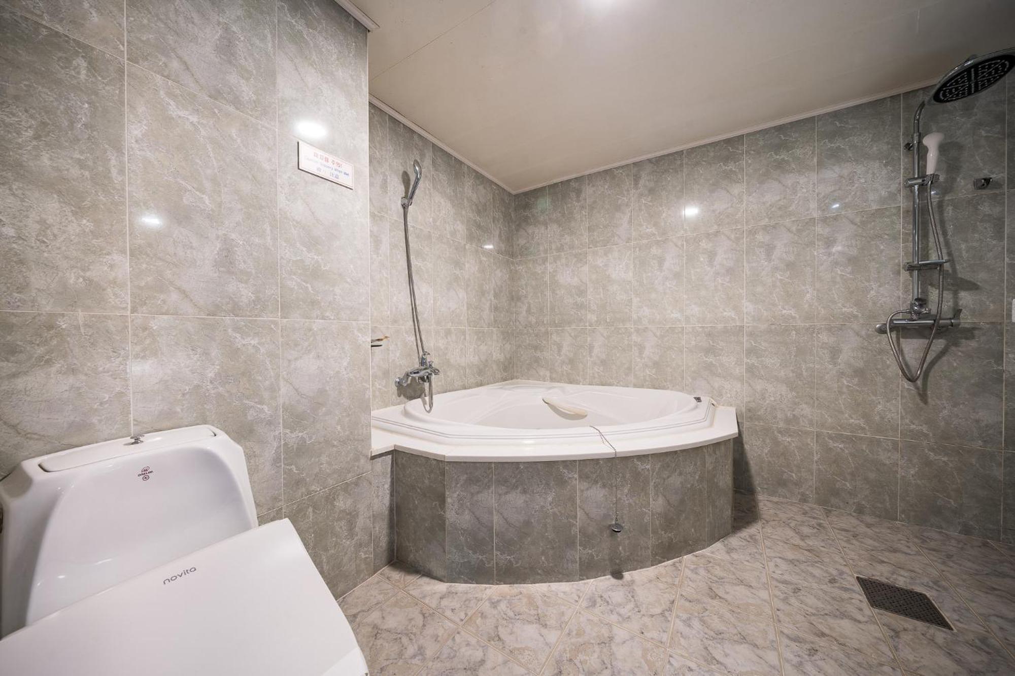 Symphony Hotel Сувон Екстериор снимка
