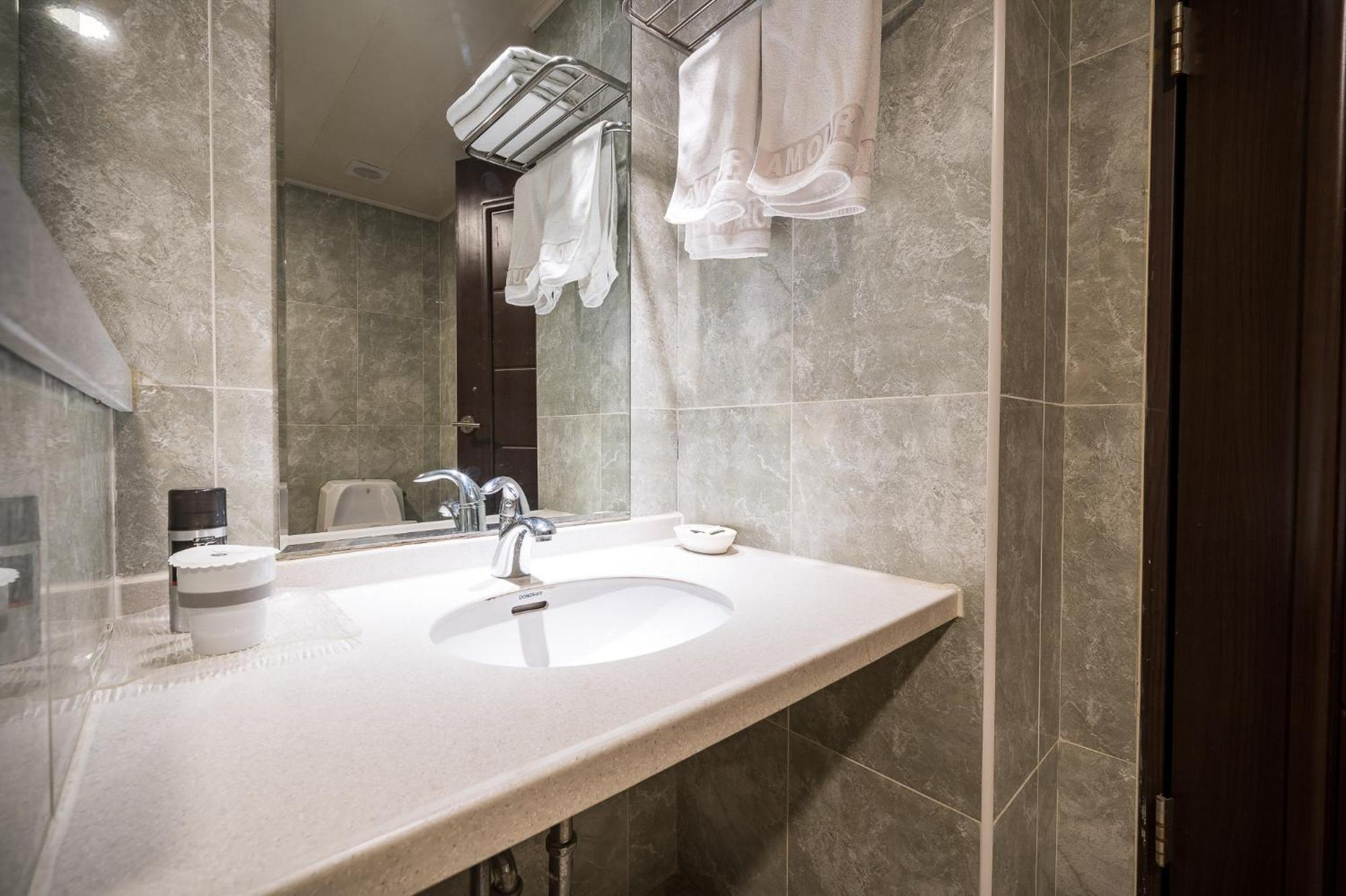 Symphony Hotel Сувон Екстериор снимка